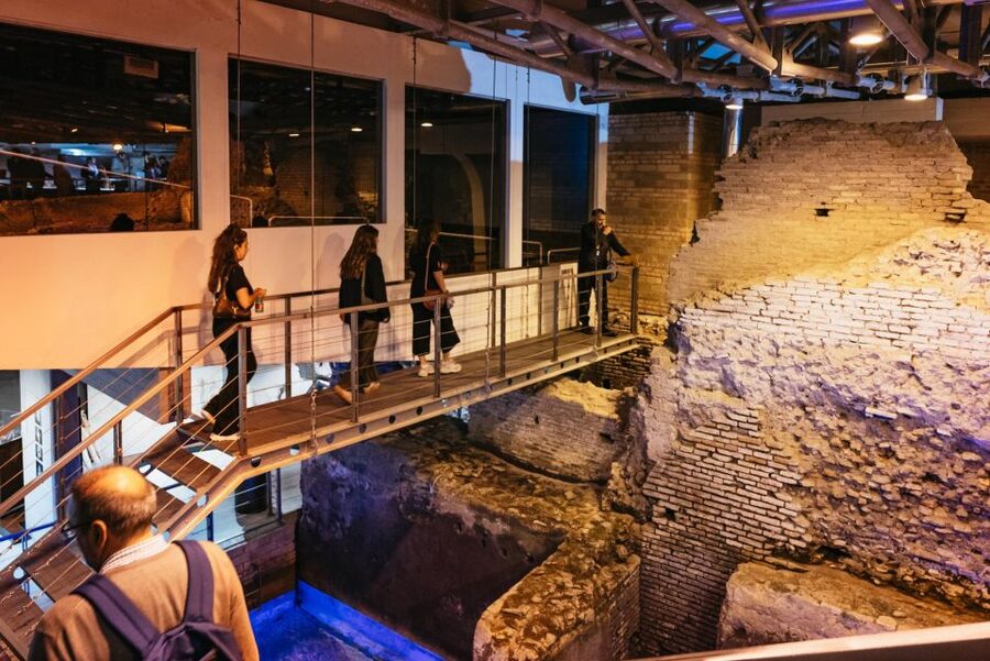 Rome: Trevi Fountain and Underground Guided Tour - Guides, headsets, and the way good storytelling lands