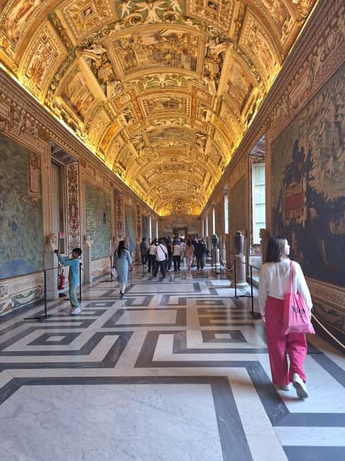Rome: Vatican Museum & Sistine Chapel Skip-The-Line Tickets - Getting tickets near the entrance, not across town