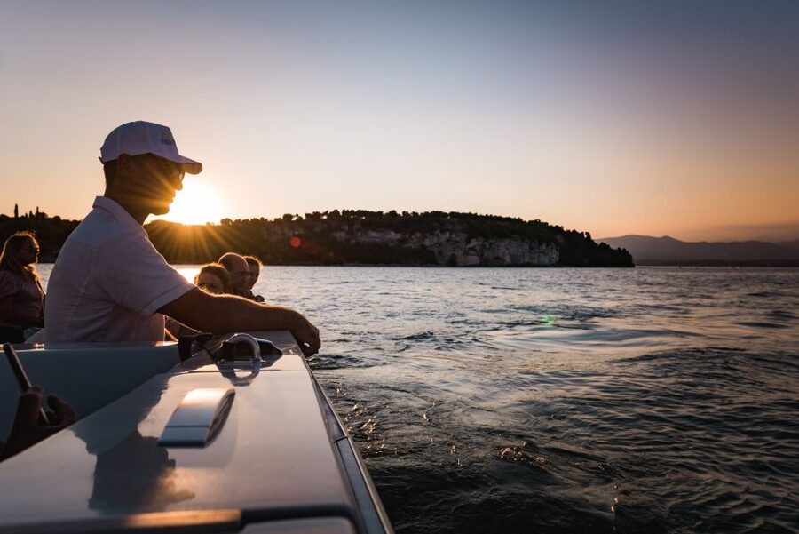 Sirmione: Sunset Boat Cruise with Local Wine - Photo Stops Without the Hassle: How to Get Better Shots