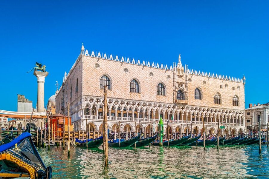 Skip-the-Line Guided Tour of Doge's Palace - Entering the palace: political power meets stunning rooms