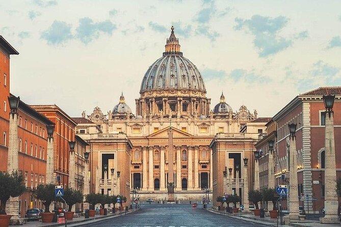 Skip-the-Line Ticket with Host - Vatican Museums & Sistine Chapel - Meeting Point at Viale Vaticano, 100: How to Find the Host