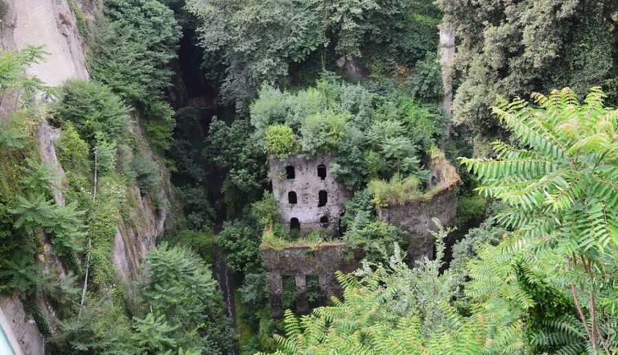 Sorrento: Guided Walking Tour & Limoncello Tasting - Villa Comunale: Bay of Naples views, made for photos