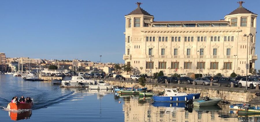 Syracuse: Boat Trip of Ortigia Island and Sea Caves - Meeting at Via Senatore Giuseppe Maielli 4 and starting at Pizzeria K7