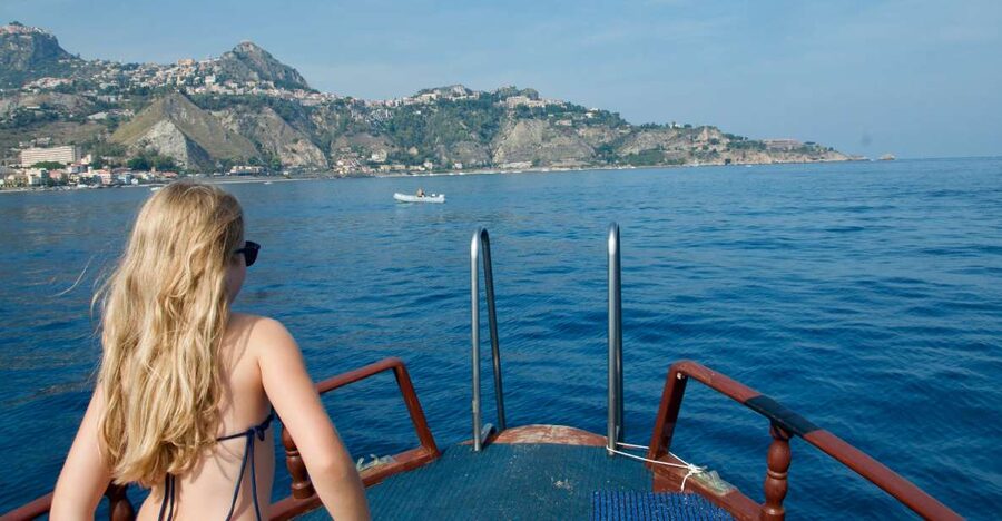 Taormina: White Lotus Tour - A 2-hour White Lotus Cruise Between Giardini Naxos and Taormina