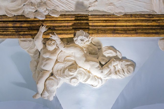 The Great Opera Arias Concert at Palazzo Poli - Trevi Fountain - Location and timing: meeting at Via Poli at 7:30 pm