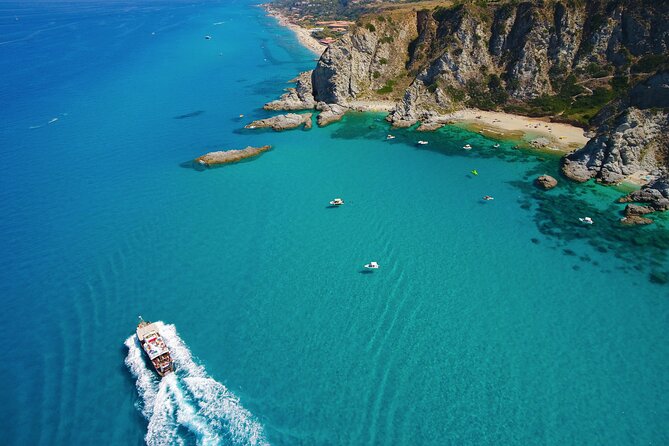 Tour of the Costa degli Dei by boat, 3 hours with aperitif included - The flow of the trip, from grotto colors to final Tropea views