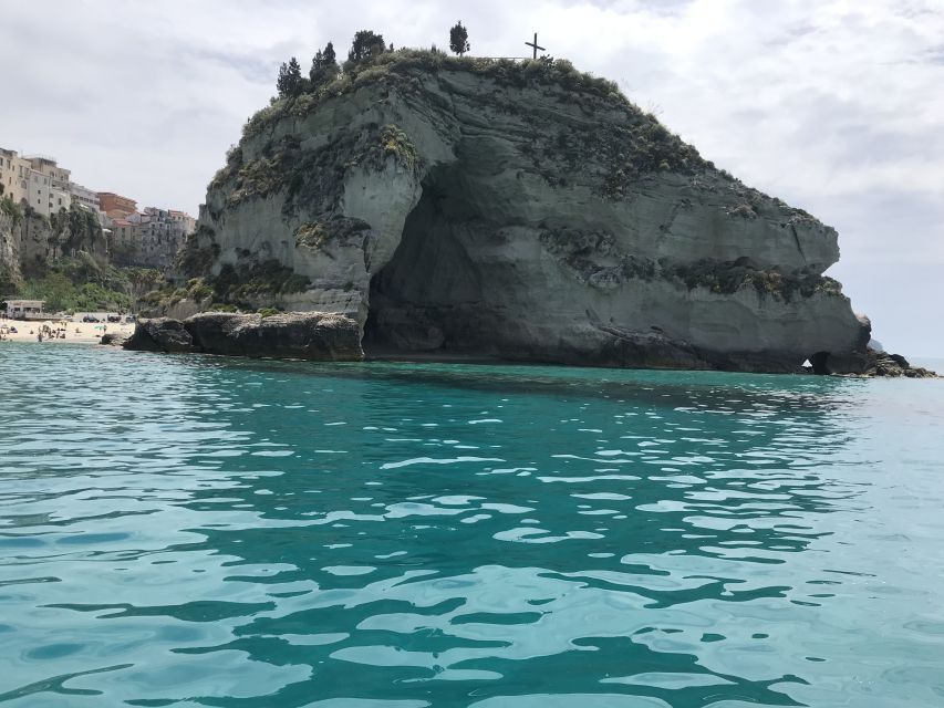 Tropea: Capo Vaticano Boat Trip with Snorkeling & Drink - Group size and boat comfort: what you might expect onboard