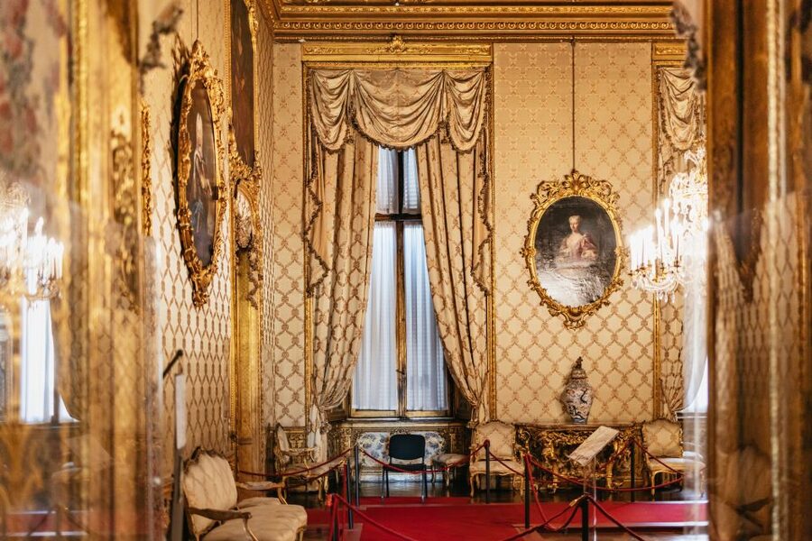Turin: Royal Palace Entry Ticket and Guided Tour - Royal Library: 200,000 Items and the Art of Looking