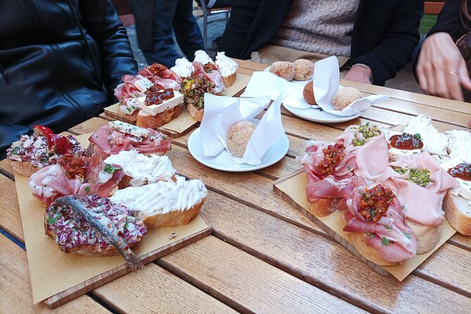 Venice Bacaro Food Tour: Eat and Drink like a Venetian - Guides make the experience: from Beatrice to Emma to Levy