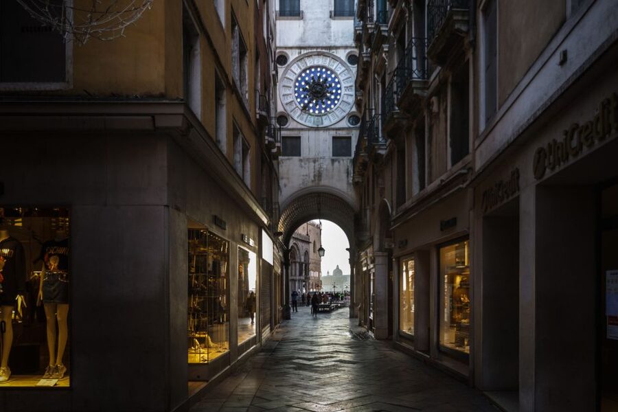 Venice: City Center Historical Guided Walking Tour - The Venice Gallery VR stop: history you can see in motion