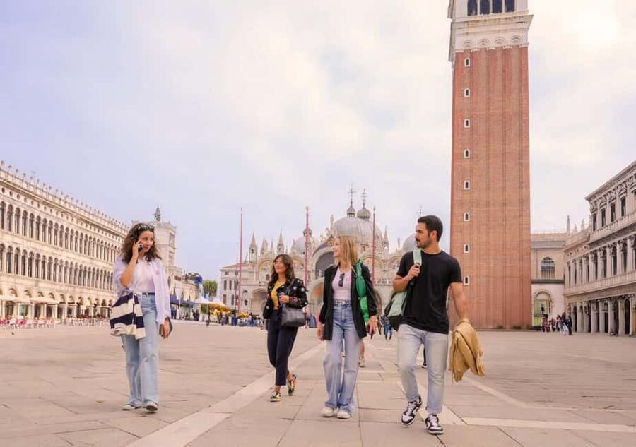 Venice: Doge's Palace and St Mark's Tour with Gondola Ride - Guides and pacing: what you should expect from the tour style