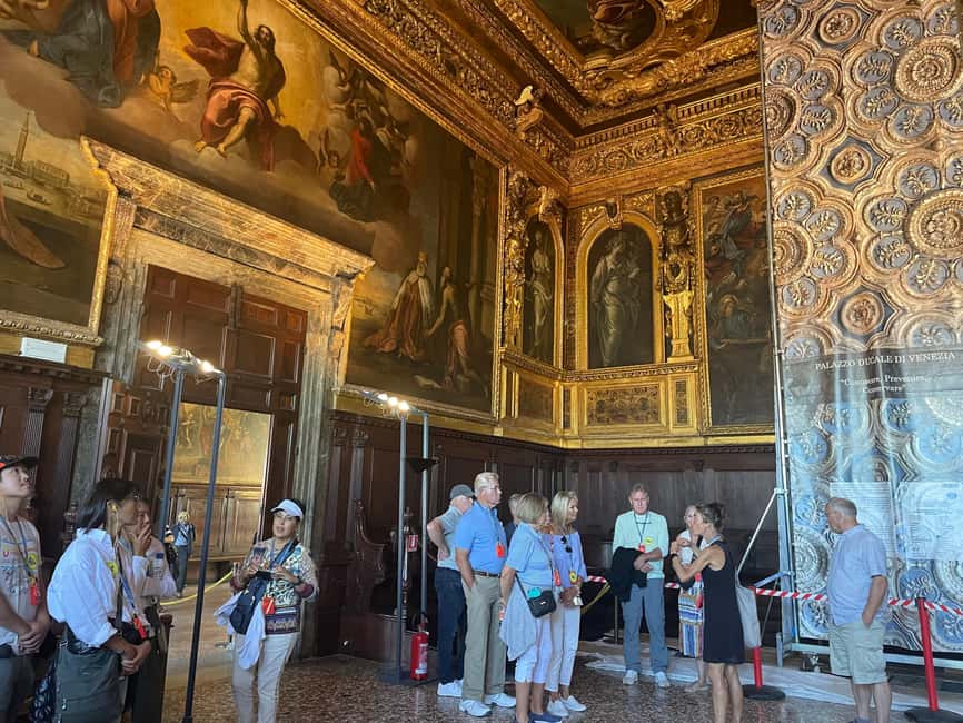 Venice: Doge's Palace Guided Tour with Optional Gondola Ride - Bridge of Sighs and the prison cells: the darker half of Venice
