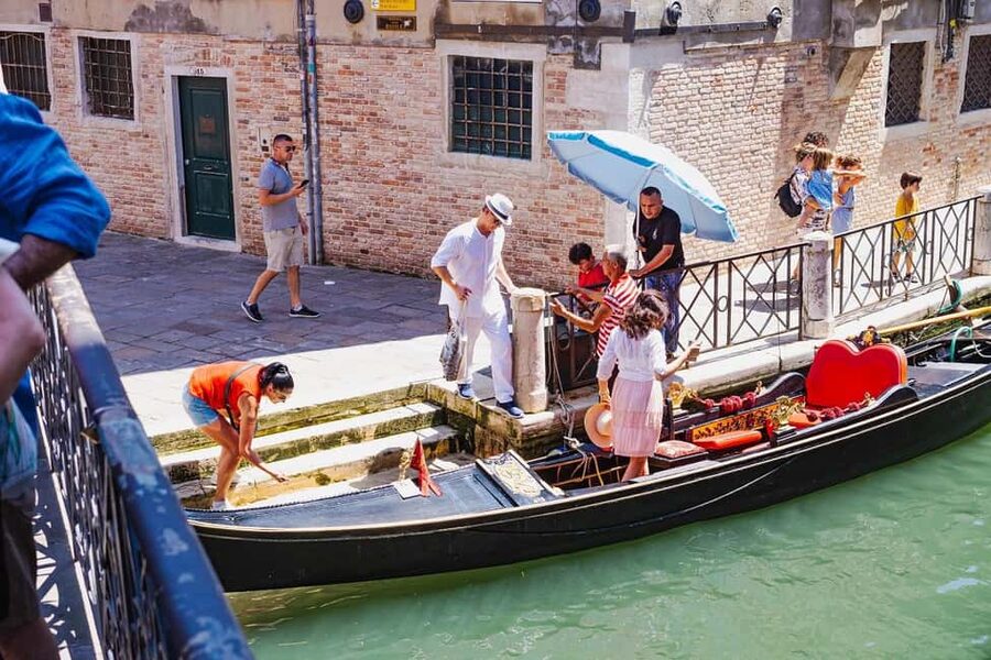 Venice: Doge's Palace Guided Tour with Optional Gondola Ride - Group size, pacing, and how the tour avoids feeling too crowded