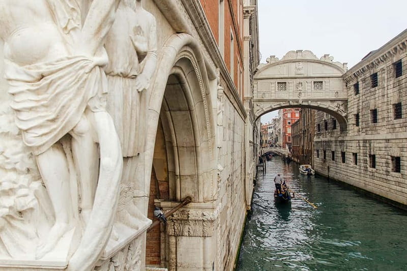 Venice: Doges Palace, Prison, and Secret Passageways Tour - Entering the Doge’s Palace Backstage Route