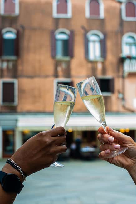 Venice: Food Tasting Tour with Cicchetti and Wine - Strolling 3 districts: iconic streets and the softer, local lanes