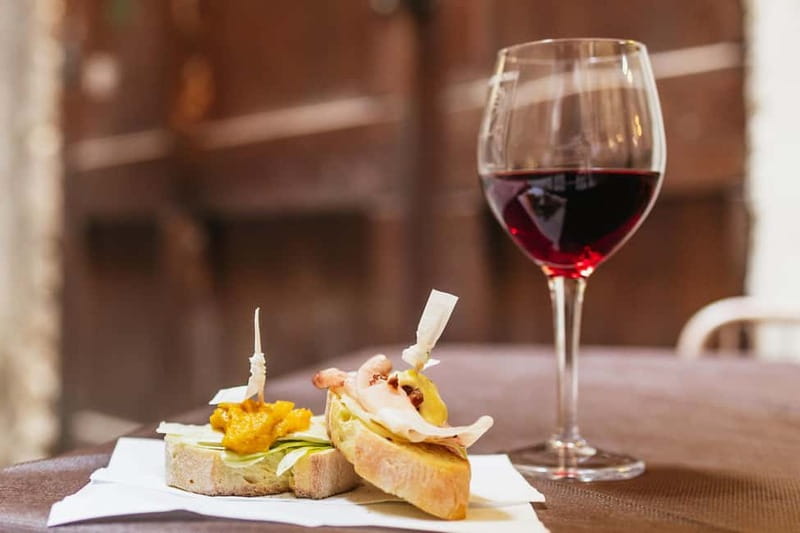 Venice: Food Tasting Tour with Cicchetti Dishes and Wine - Mercato di Rialto energy, and why the tastings land there