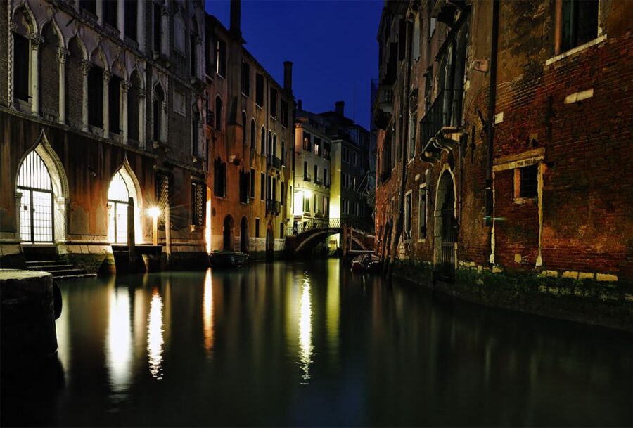 Venice: Ghost Tour to Rialto and San Marco Square - Finding the Meeting Point Near Royal Gardens, Then Getting Into Venice-At-Night Mode