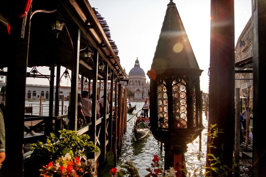Venice: Gondola Ride with Live Guide or Audio Guide - Your 30-minute gondola ride: pacing, comfort, and views