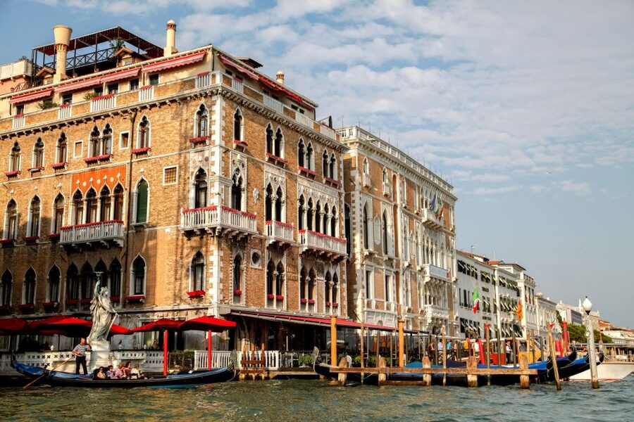 Venice: Gondola Ride with Live Guide or Audio Guide - Live guide onboard vs audioguide app, which option fits you