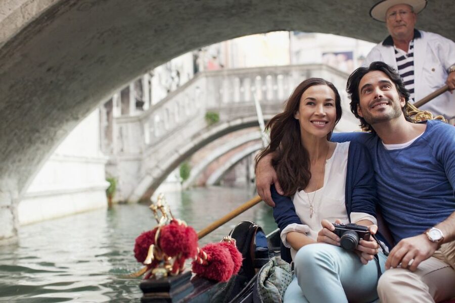 Venice: Grand Canal by Gondola with Live Commentary - Gliding through side canals, then heading for the Grand Canal