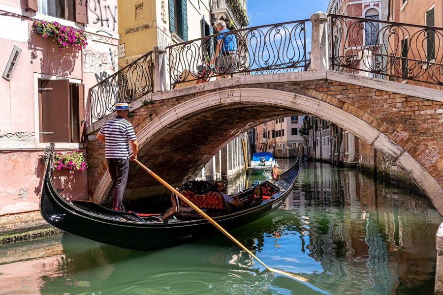 Venice: Grand Canal by Gondola with Live Commentary - The Gondola Gallery 3D experience: worth staying for
