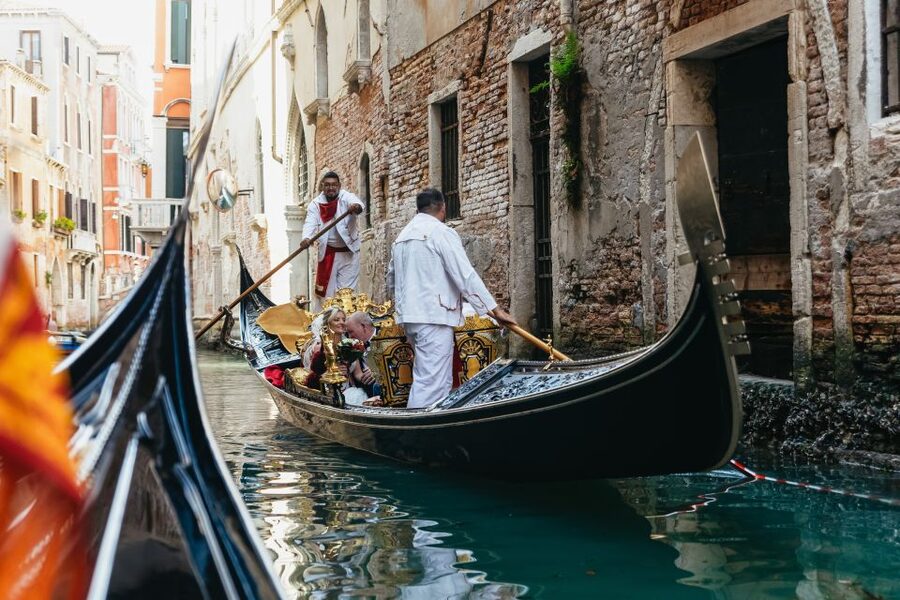Venice: Grand Canal Gondola Ride with App Commentary - Language and audio setup: what to do before you board