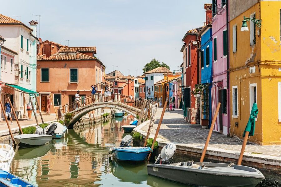 Venice: Murano and Burano Boat Tour with Glass Factory Visit - The service level on board: what feels “5-star” in practice