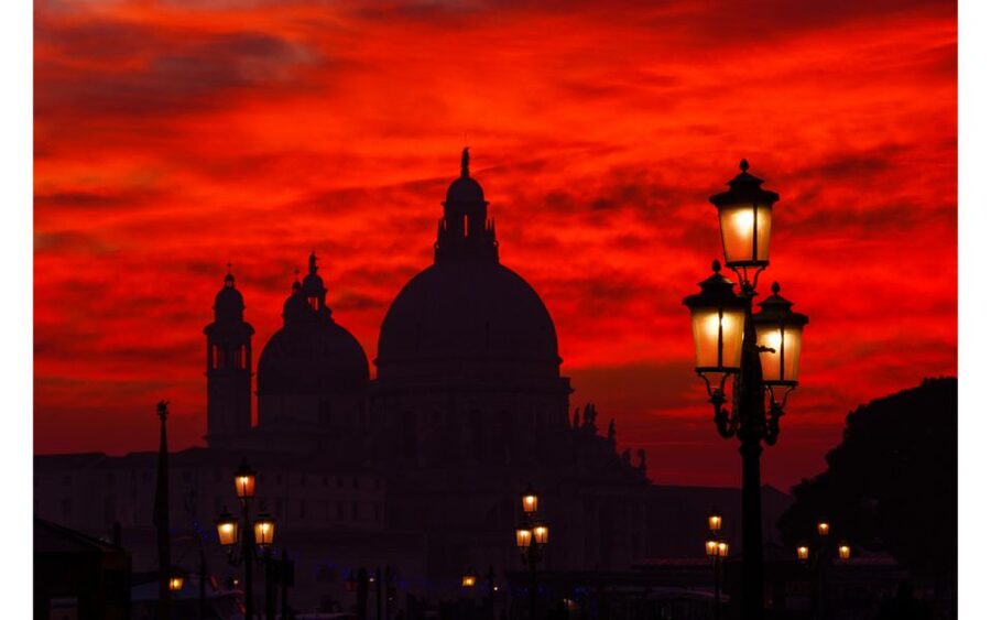Venice: Mysterious Tales of Ghosts and Murders - The First Stops: Hidden Corners, Dark Walls, and That Embedded Heart