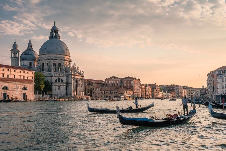 Venice: Off the Beaten Path Private Gondola Ride - Degli Scalzi Bridge, Ca’ Pisani Moretta, and Ca’ Foscari on the 1-hour route