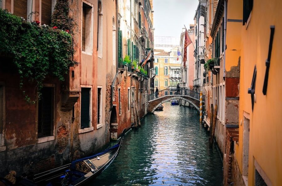 Venice: Off the Beaten Path Private Gondola Ride - Rialto Bridge area and Rialto Market: when the canals meet the city’s center
