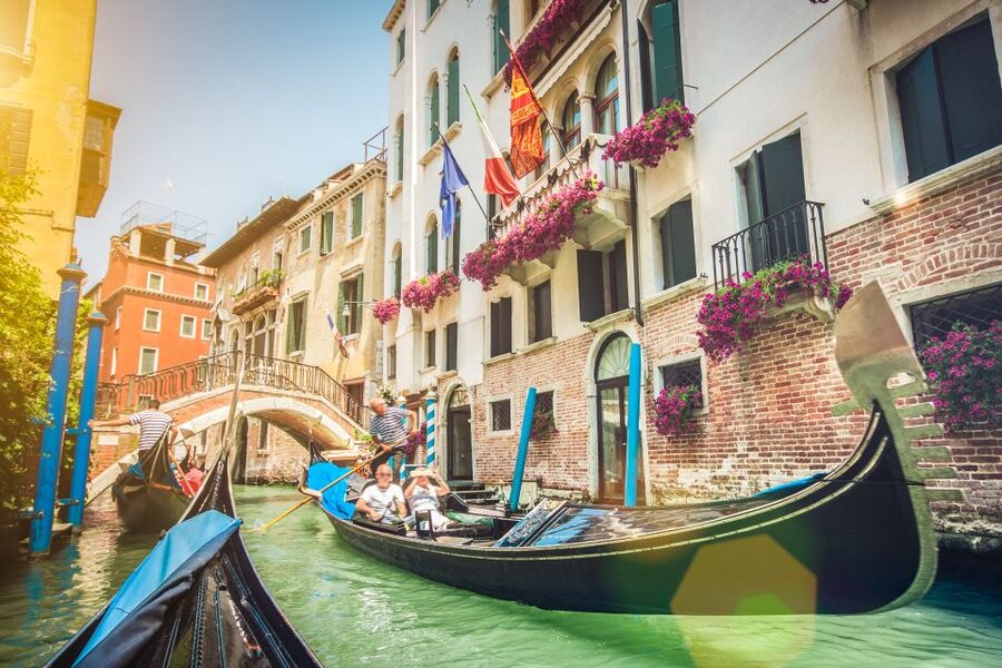 Venice: Off the Beaten Path Private Gondola Ride - How gondoliers teach Venice: from merchant city stories to canal-front wealth