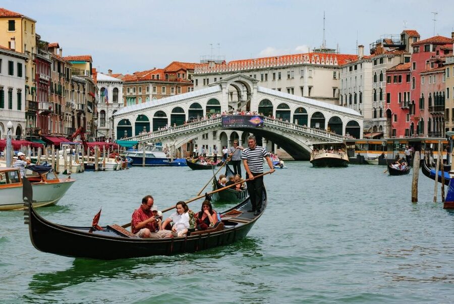 Venice: Private Gondola Cruise for up to 5 Passengers - A private gondola route that mixes the Grand Canal with quieter waterways