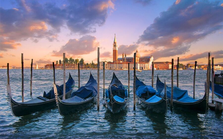 Venice: Private Gondola Cruise for up to 5 Passengers - Day or night gondola: which one fits your mood