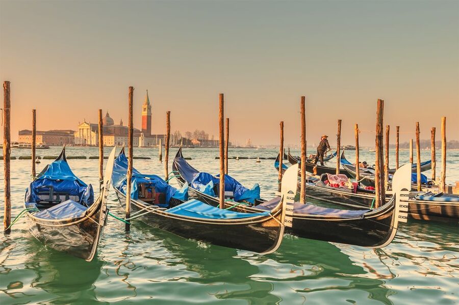 Venice: Private Gondola Cruise for up to 5 Passengers - No serenade, no guide, so talk to your gondolier if you want facts