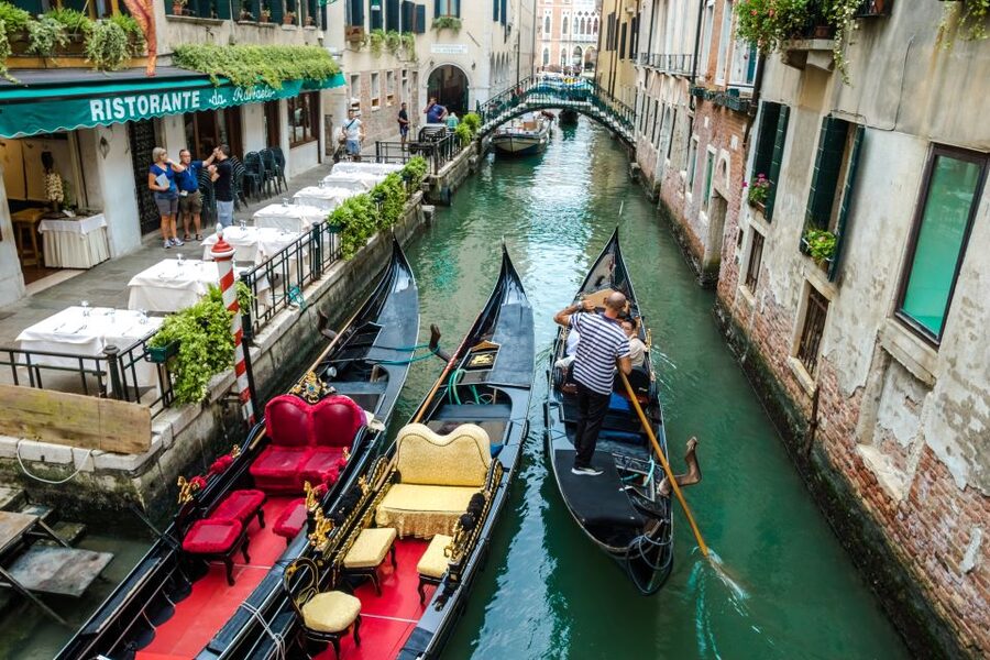 Venice: Private Gondola Ride - What to expect from your gondolier, including the banter