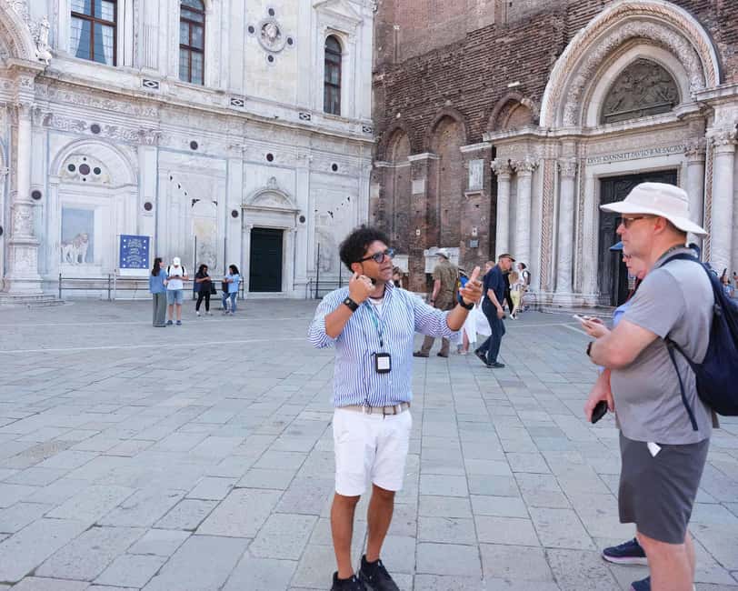 Venice: Rialto Bridge & Offbeat Unusual Venice Walking Tour - Scala Contarini del Bovolo: the spiral staircase moment