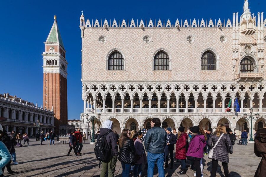 Venice: Rialto Bridge & Offbeat Unusual Venice Walking Tour - Grand Canal photo stops, with less obvious angles