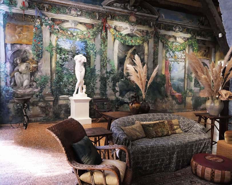 Venice: Rialto Bridge & Offbeat Unusual Venice Walking Tour - Optional gondola ride: what you get for the extra money