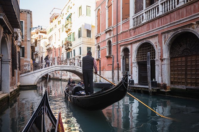 Venice's Icons: Basilica, Doge Palace, Rialto & Optional Gondola - Rialto Bridge walking tour: views plus street-level details