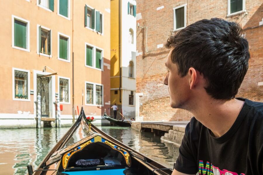 Venice: Shared Gondola Ride Across the Grand Canal - The 30-minute flow: from small canals to Canal Grande