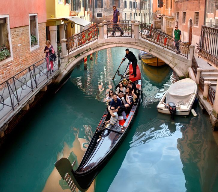 Venice: Shared Gondola Ride through the Lagoon City - No guide on board: how to enjoy it anyway