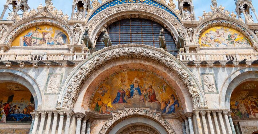 Venice: St. Mark's Basilica and Gondola Morning Tour - Piazza San Marco for 20 minutes, and why the guide framing helps