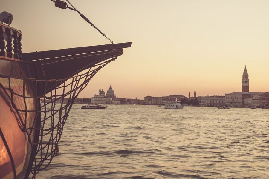 Venice: Venetian Lagoon Tour and Galleon Dinner - Seating: Central Deck Windows vs Prow and Stern Areas