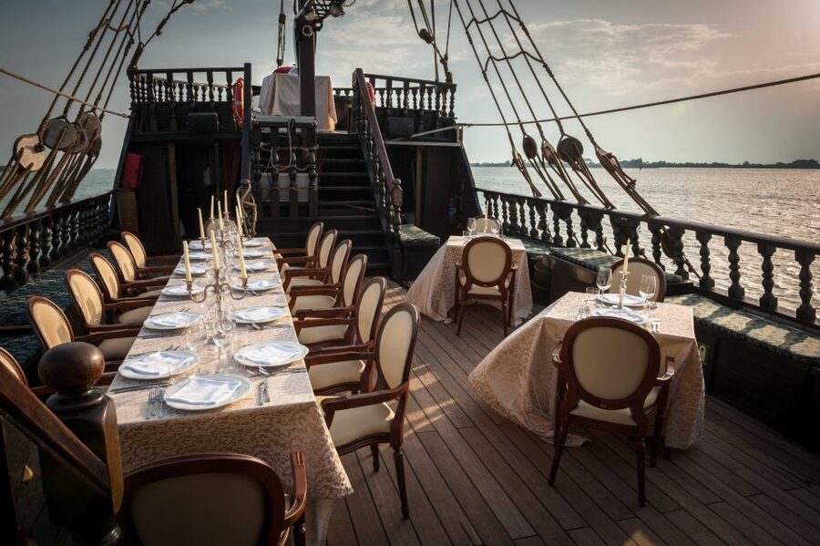 Venice: Venetian Lagoon Tour and Galleon Dinner - Murano and Burano After Dark: What You Should Expect to See