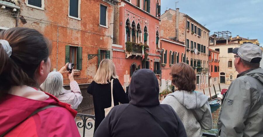 Venice: Walking Guided Tour of the City Must-See Sites - Rialto Bridge and the Titian Connection Near Frari