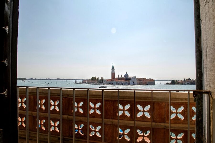 Venice: Walking tour, Doge Palace, & St. Mark's Basilica - The walking loop through squares, churches, and Mercerie