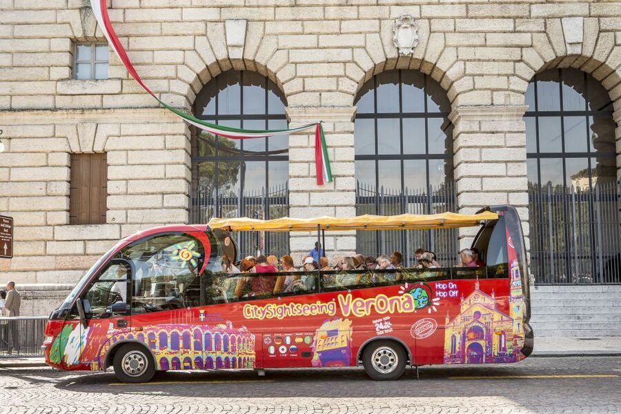Verona: Hop-on Hop-off Tour 24 or 48-Hour Ticket - Piazza Brà: Your home base for both the red and blue lines