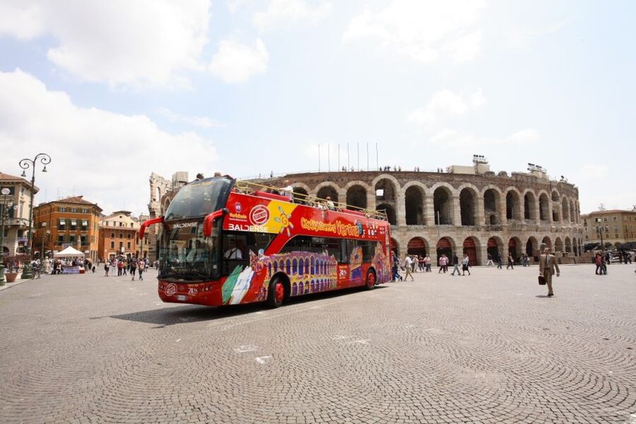 Verona: Hop-on Hop-off Tour 24 or 48-Hour Ticket - Juliet’s House area and Piazza Erbe: legend plus real street life