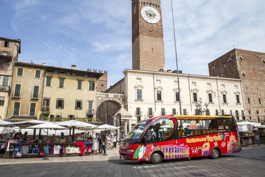 Verona: Hop-on Hop-off Tour 24 or 48-Hour Ticket - Via Diaz and Porta Borsari: a good mid-tour break