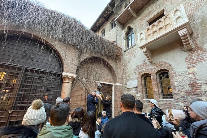 Verona Small Group Walking Tour with Cable Car and Arena Tickets - Piazza dei Signori: political Verona under Dante’s statue